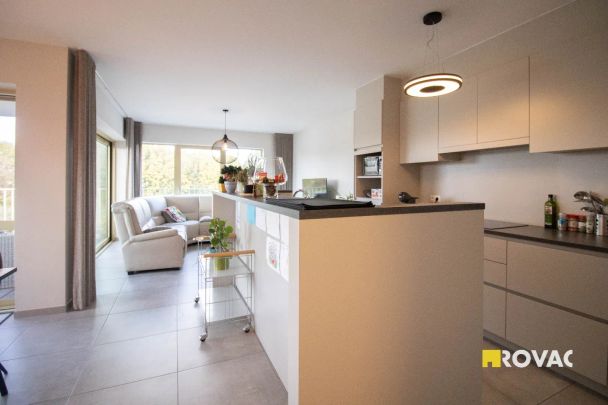 Prachtig afgewerkt en lichtrijk appartement op 2e verdieping met private autostaanplaats - Foto 1