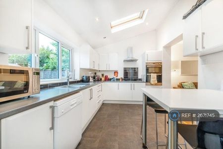 1 bedroom in a house share to rent - Photo 5