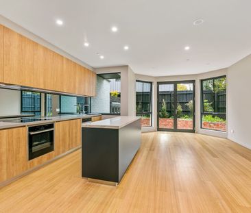 Exquisite three bedroom home with stunning finishes - Photo 2
