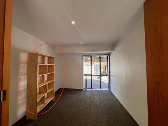 Elegant 4BR Epsom Haven w/ Study & AC - Photo 1