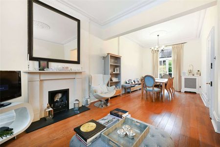 An impressive four bedroom family house with a south east facing garden - Photo 3