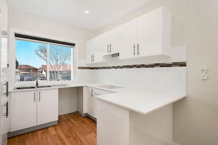3 Bedroom bright townhouse in a central location - Photo 2
