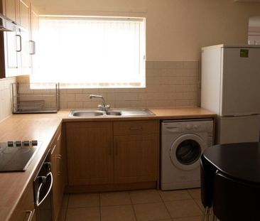 4 bedroom semi-detached house to rent - Photo 5