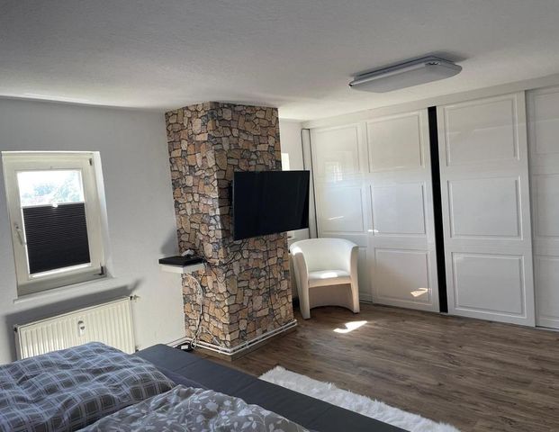 Gemütliche 2,5-Zimmer-Dachgeschosswohnung mit Balkon und Stellpla - Foto 1