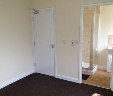 1 bed Studio - To Let - Photo 3