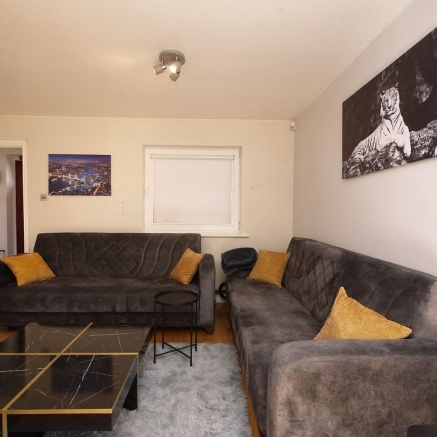 2 Bed End Terrace, St. Michaels Close, E16 - Photo 1