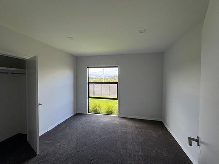 Spacious 4 bedroom home - Photo 4