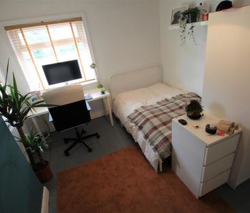 4 bedroom semi-detached house to rent - Photo 5