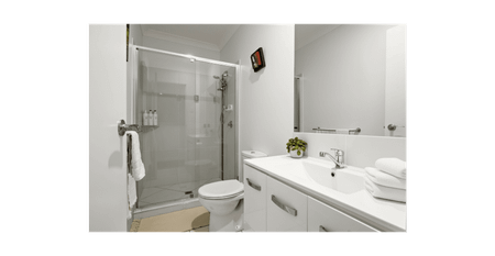 Chic Two-Bedroom Retreat in a Peaceful Location - Photo 5