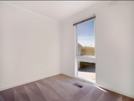 3 Bed, 1 Bath - Photo 4