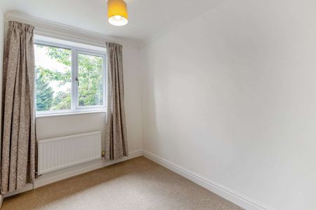 Newly modernised, four to five bedroom detached family home in Southdown - Photo 4