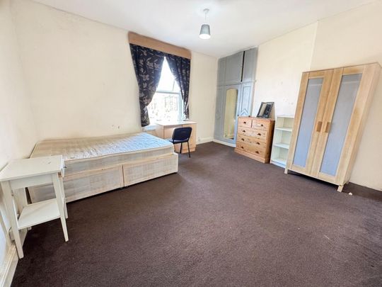 4 bedroom end of terrace house to rent - Photo 1