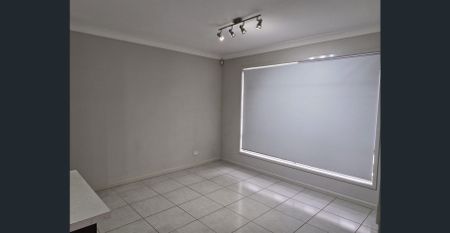 Modern 4-Bedroom House in the Heart of Underwood - Photo 4