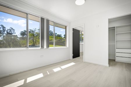 Spacious 5-Bedroom Family Home with Stunning Views! - Photo 3