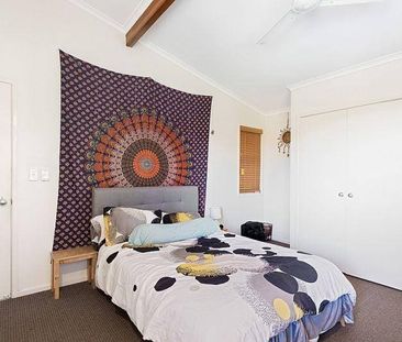 Spacious 4-Bedroom Family Home with a Separate Living Area - Photo 6