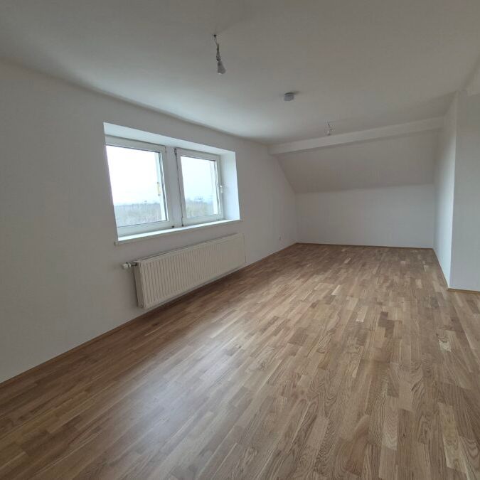 Charmante Altbau-Mansarden-Wohnung mitten in Ebelsberg geeignet für Singles oder Paare im 3. Stock **kein Lift** **1 Monat mietzinsfrei** - Foto 1