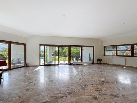 Beautiful and spacious contemporary villa, with open views - Photo 2