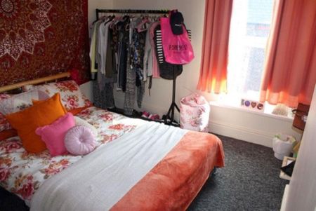 3 bedroom flat to rent - Photo 2