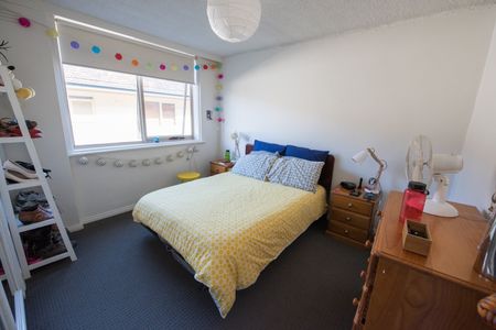 Spacious & Sunlit 2-Bedroom Apartment in the Heart of Brunswick - Photo 2