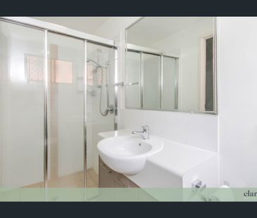 Spacious Ground-Floor Apartment with Private Garden Retreat - Photo 6