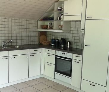 APPARTEMENT 21/2 PIÈCES MANSARDÉ À NETSTAL (GL), MEUBLÉ, TEMPORAIRE - Photo 2