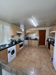 18 Bainbrigge Road, Leeds, LS6 3AD - Photo 2