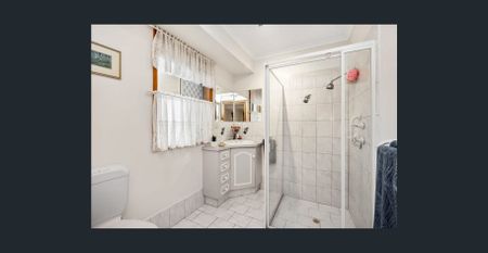 Beautifully Maintained Home with Double Garage & Entertaining Area - Photo 5