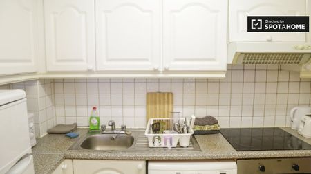 Room to rent in 3-bedroom flat in The Liberties, Dublin - Photo 3