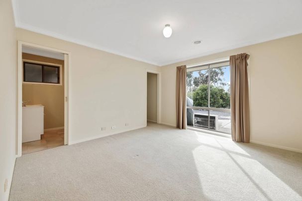 5 Bedroom, 2 Living areas - 850 metres Railway Station - Photo 1