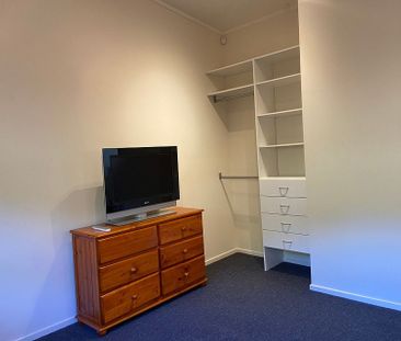 Your Ideal City Escape: Sunny 2-Bedroom Apartment - Photo 1