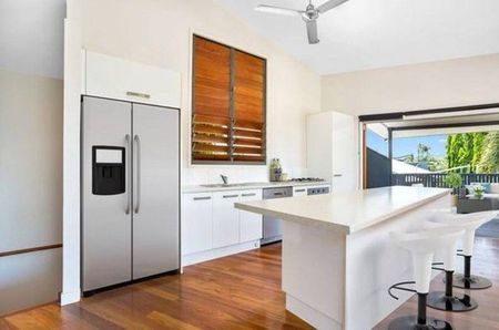 2 bedroom Stylish Upstairs Unit - Photo 5