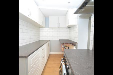 2 Bed Flat, Wycliffe Rd, SW19 - Photo 4