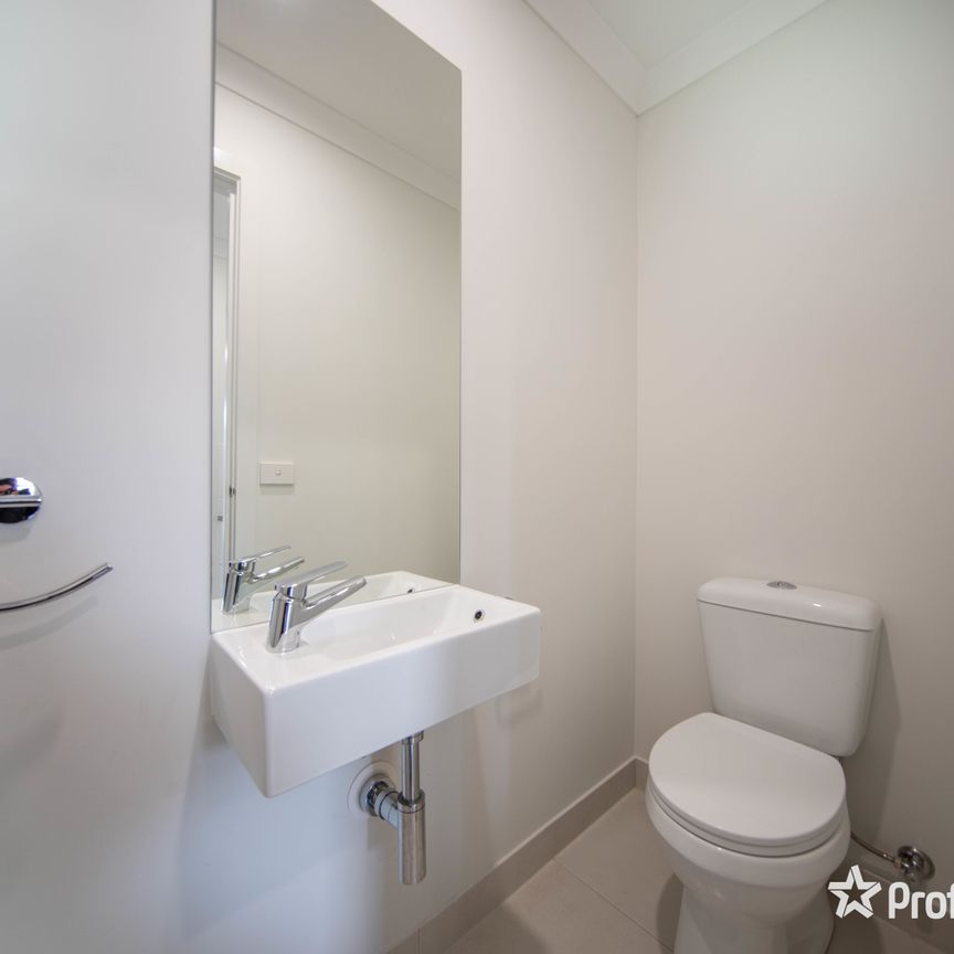 18 Dawson St, Thornhill Park VIC 3335 - Photo 1