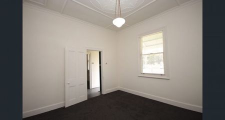 Charming Three-Bedroom Victorian Cottage - Photo 4