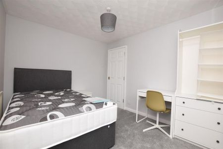 4 bedroom semi-detached house to rent - Photo 4