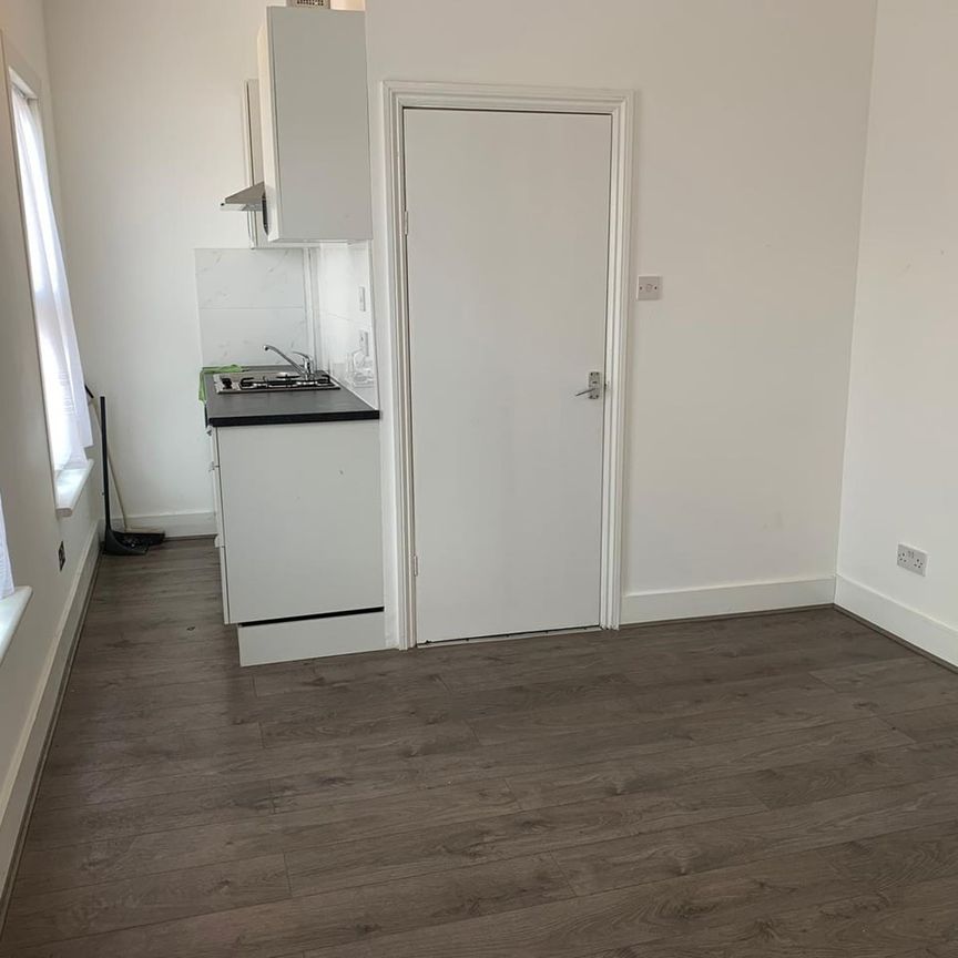 Studio Flat, Heron Mews, IG1 - Photo 1