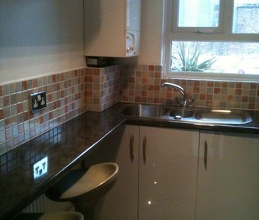Studio Flat, Harling Court, SW11 - Photo 1