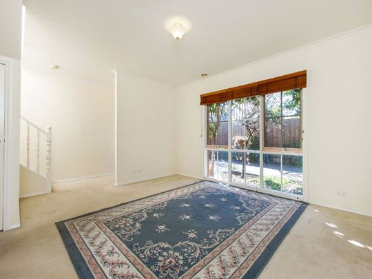 Spacious townhouse on a small block of 5! - Photo 1