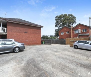Comfortable Two-Bedroom Living in a Quiet Kingsville Pocket - Photo 5