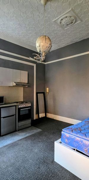 Fully Furnished private room in Prime Location - Photo 1