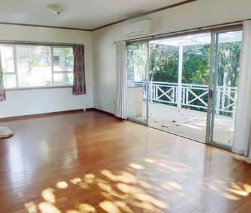 Spacious 3-4 Bedroom Family Home in Premier Mairangi Bay. - Photo 2