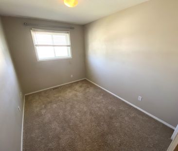 GREAT 3 BED, 1.5 BATH 2 STOREY TOWNHOUSE, W/ AN ATTACHED SINGLE GAR... - Photo 5