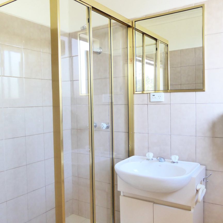 Brilliantly positioned! - Photo 1