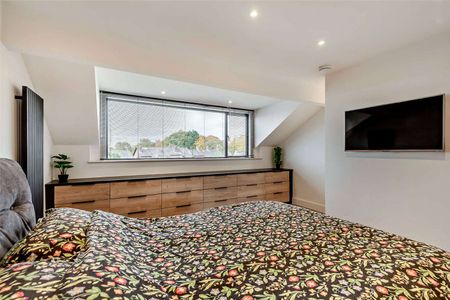 An outstanding high-quality family home perfectly positioned in the heart of Wilmslow - Photo 4