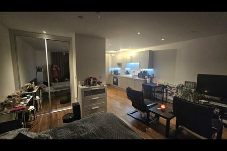 Studio Flat, Barking Wharf Square, IG11 - Photo 3