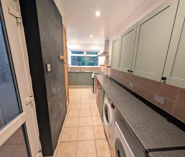 2 bedroom end of terrace house to rent - Photo 4