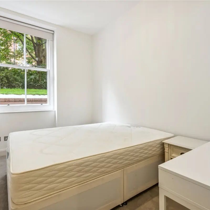 2 bedroom flat in Kensington - Photo 1