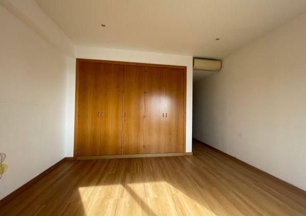 Apartamento T3 com estacionamento e vista de mar em Santo Amaro de Oeiras