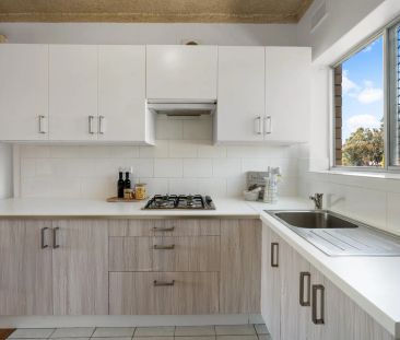 Exquisite City Fringe Retreat with Panoramic Elegance - Photo 2