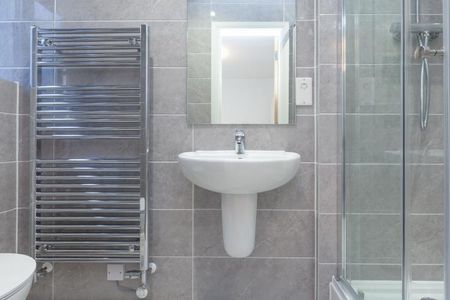 1 bedroom in a house share to rent - Photo 4